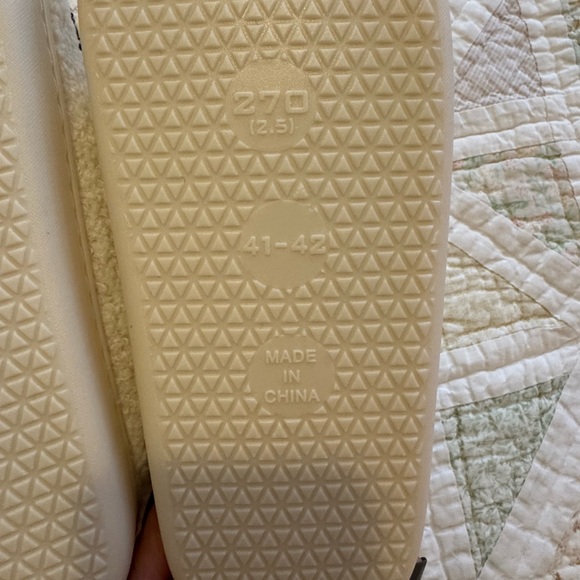 NEW Cozy Smiley Face Fuzzy Slippers – White & Yellow | Women’s 9–10 - Picture 6 of 6